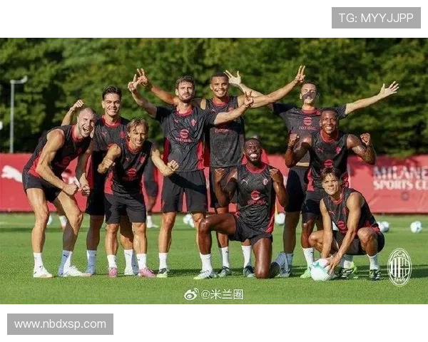 米兰2526赛季全家福揭晓阿莱格里与莫德里奇同框引热议